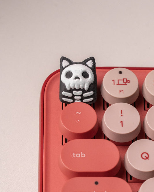 Skull Keycat montat pe tastatură mecanică roșie - vedere laterală