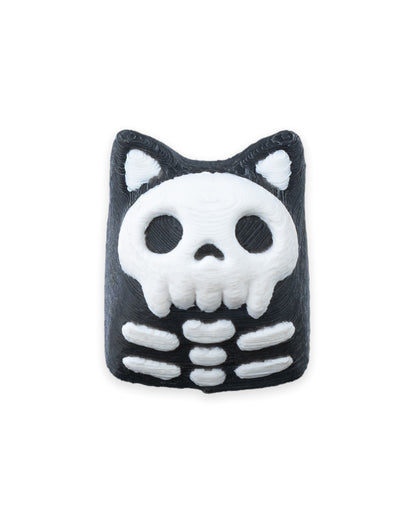 Skull Keycat - tastă mecanică pisică schelet bicolor negru-alb, vedere față pe fundal alb