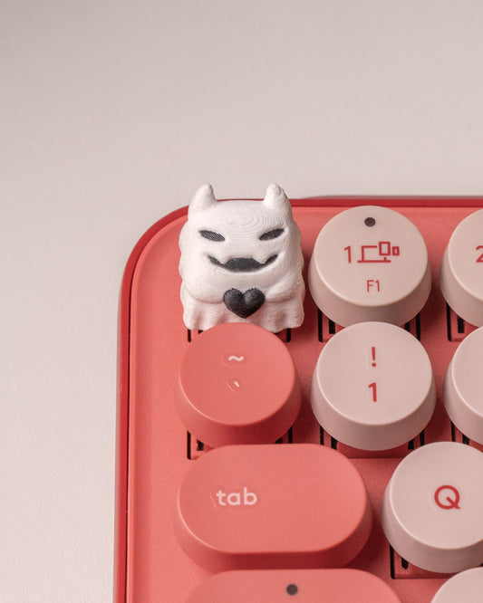 Spookeycap montat pe tastatură mecanică roz - vedere laterală