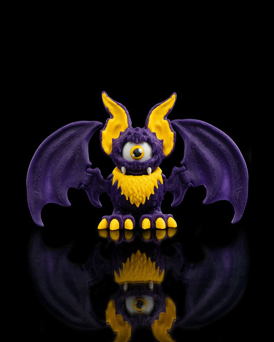 That-looks-bat figurina liliac monstru violet cu ochi galben mare si colti, fundal negru - vedere fata cu aripi intinse