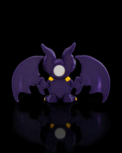That-looks-bat figurina liliac monstru violet vedere fata cu aripi intinse, fundal negru - reflexie