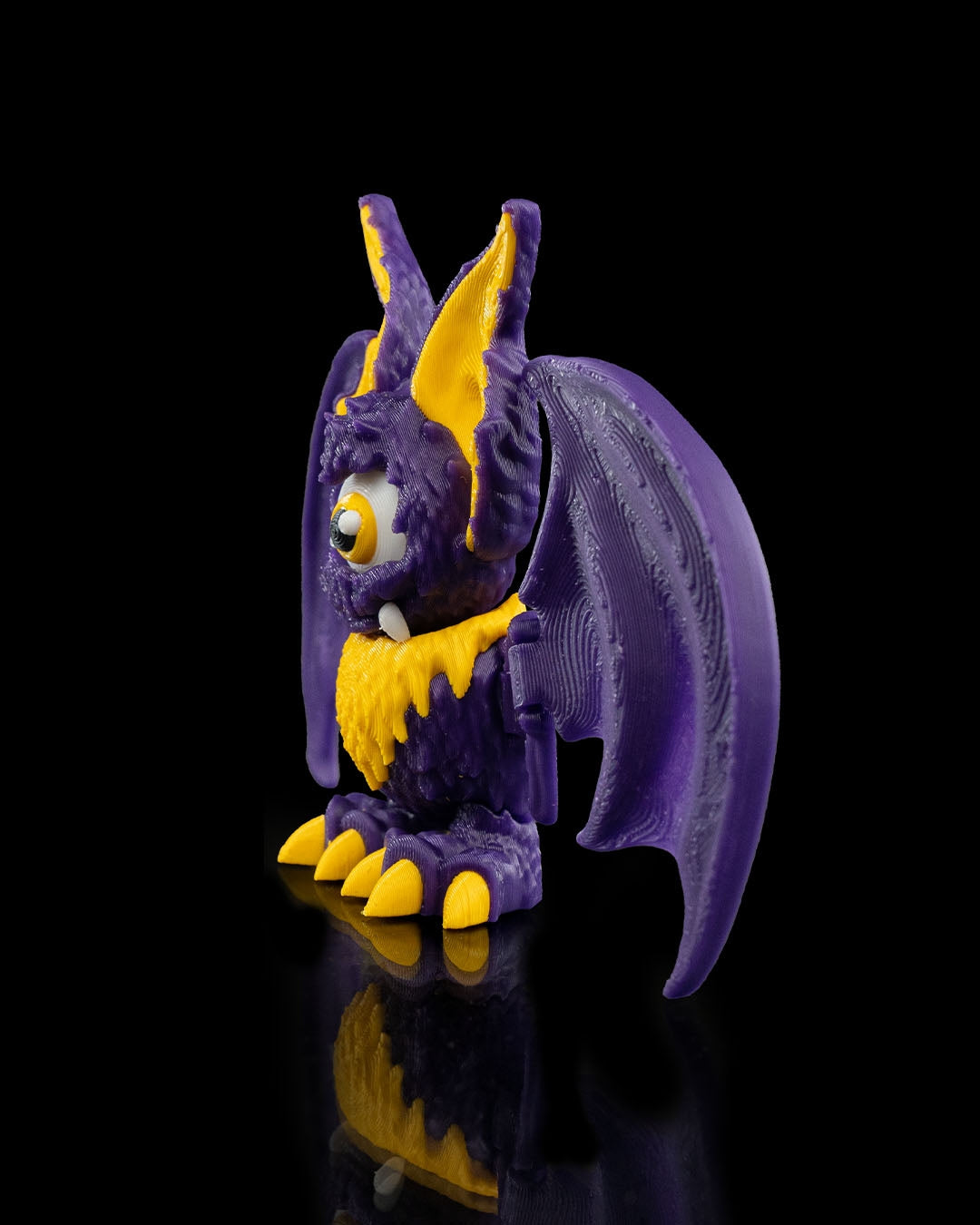 That-looks-bat figurina liliac monstru violet, vedere spate cu aripi intinse, fundal negru