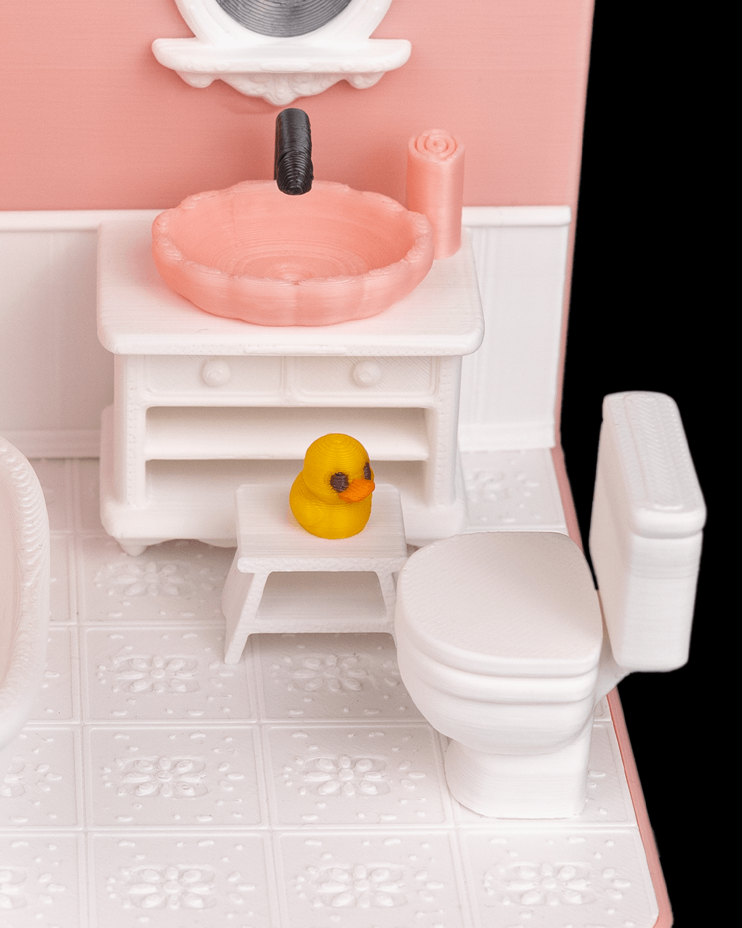 Tiny Bathroom - detaliu chiuvetă pedestal și toaletă