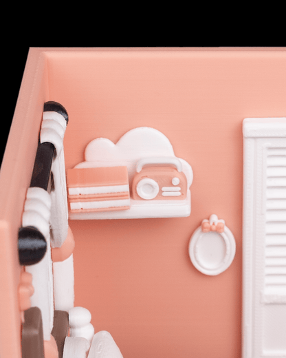 Tiny Bedroom - detaliu noptieră cu ceas retro și lampă