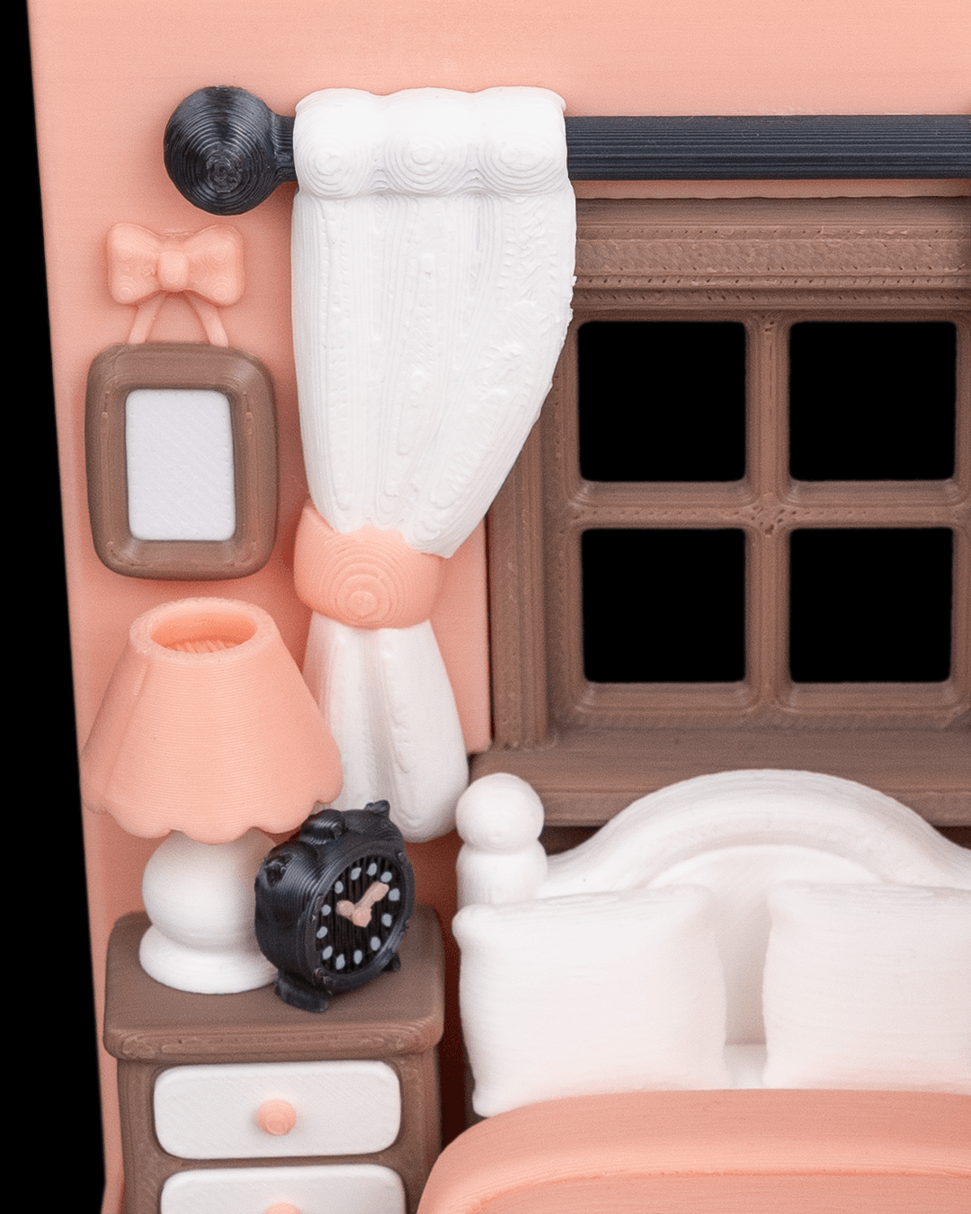 Tiny Bedroom - detaliu lampă roz și ceas retro negru
