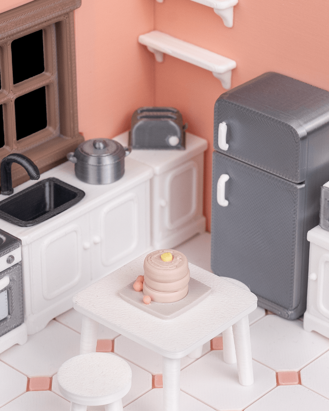 Tiny Kitchen - detaliu frigider retro gri și pancakes