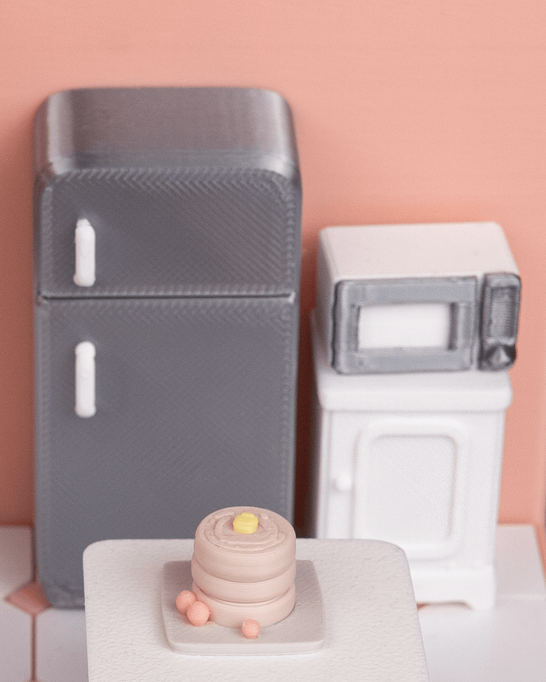 Tiny Kitchen - detaliu frigider retro și cuptor microunde