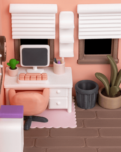 Tiny Office - detaliu birou cu monitor, tastatură și cactus