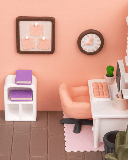 Tiny Office - detaliu raft cărți mov, ceas și panou notițe