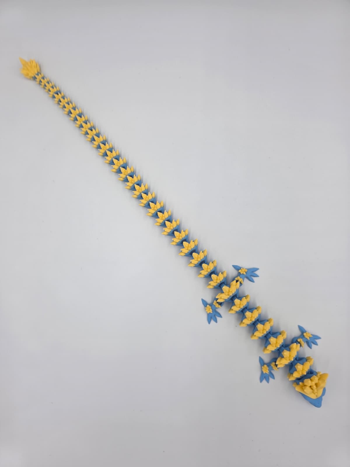 Figurină dragon flexibil 45cm imprimată 3D în galben și albastru – Praktik3D