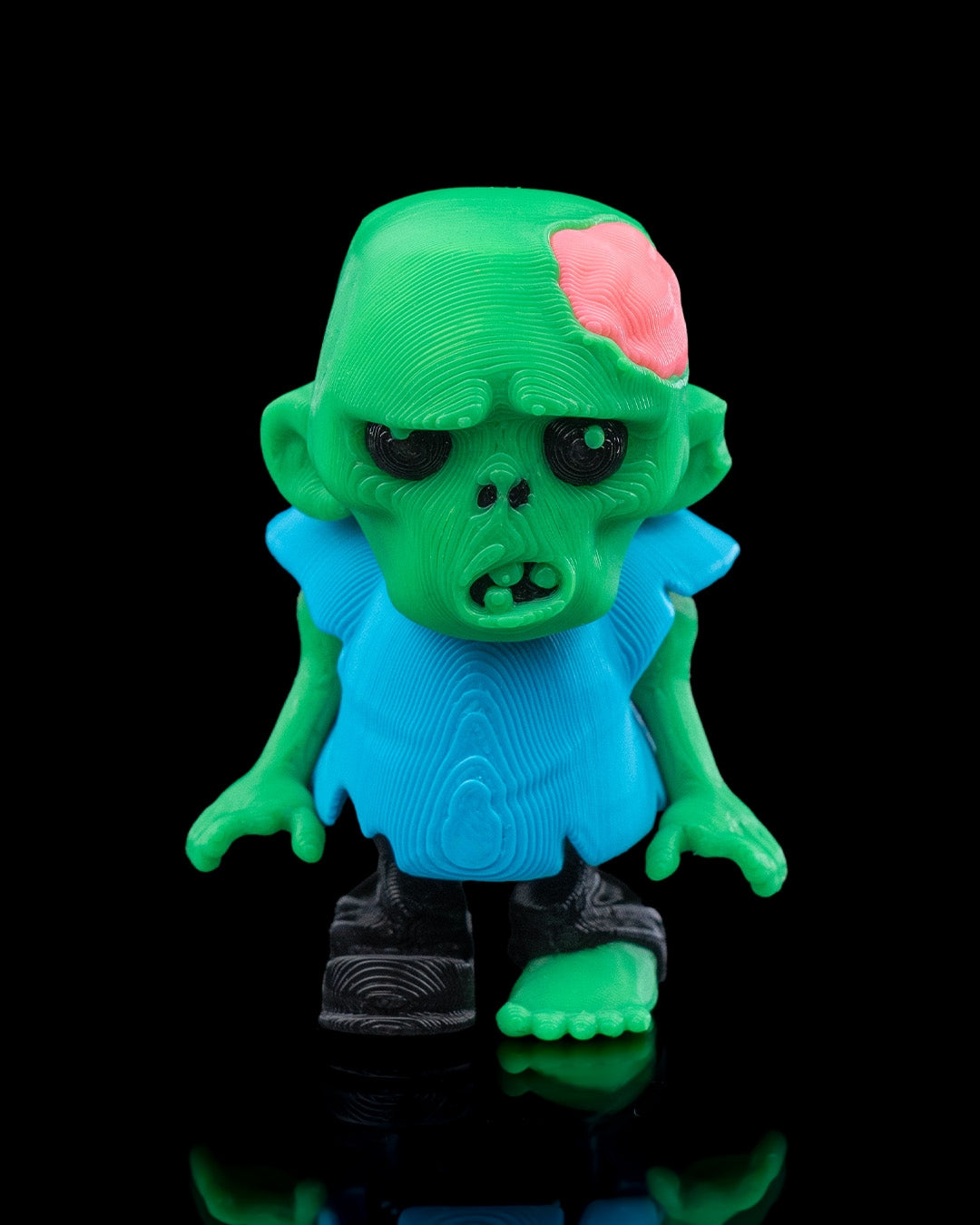 Zom-bae figură zombie verde pe birou, fundal deschis