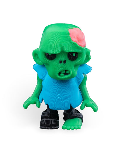 Zom-bae figură zombie verde cu tricou albastru și creier roz, vedere față, fundal alb