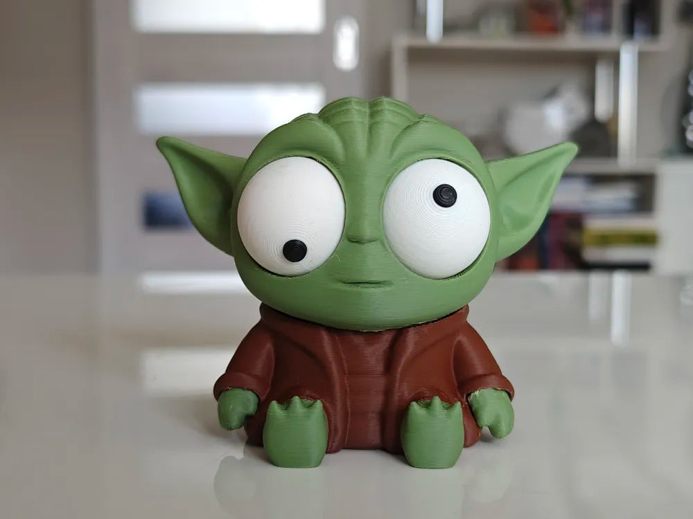 Yoda Goofy Series - vedere frontală cu ambii ochi mobili pe masă albă