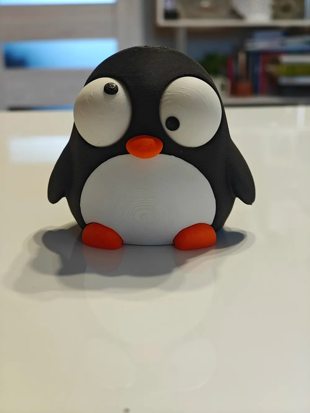 Pinguin Goofy Series - vedere frontală cu ochii deviatți haios