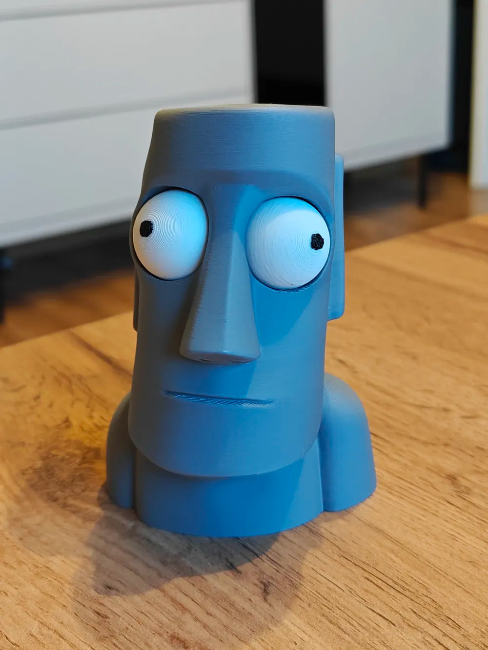 Moai Goofy Series - vedere frontală pe masă din lemn