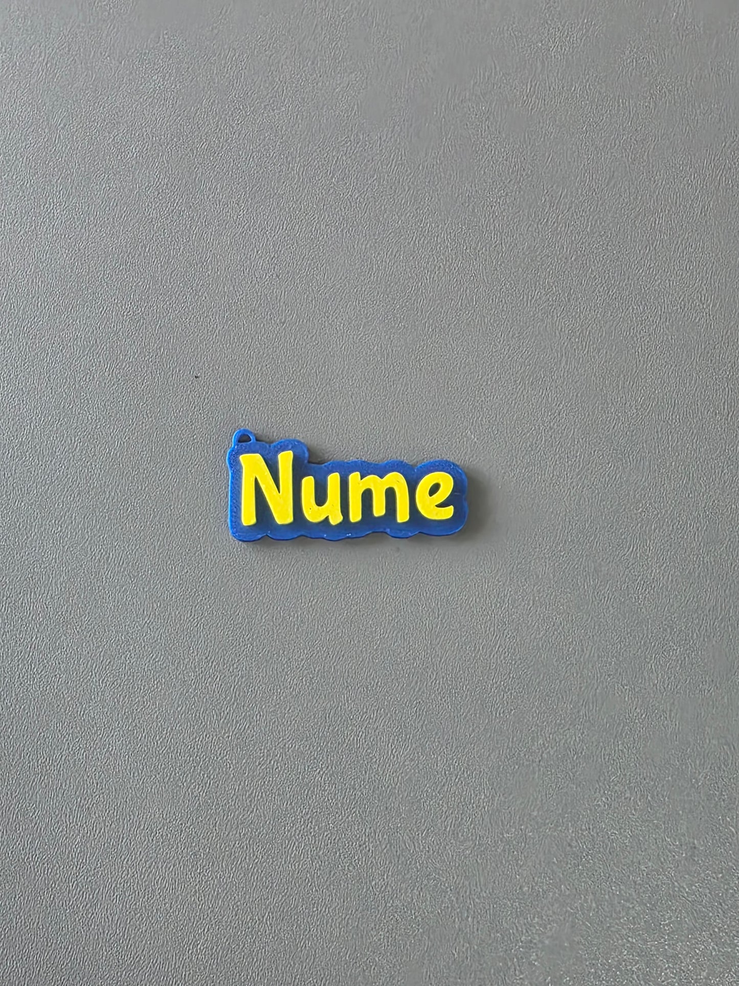 Breloc Personalizat cu Nume și Stil Font la Alegere