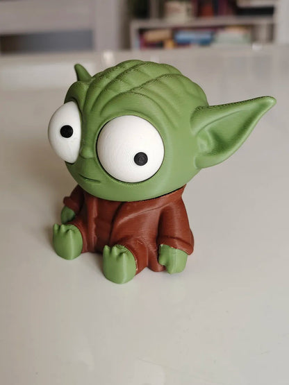 Yoda Goofy Series - vedere laterală cu un ochi deviat pe masă albă