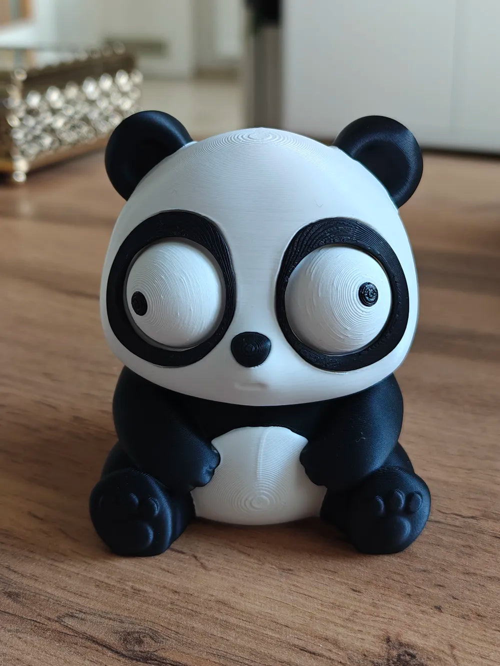 Panda Goofy Series - vedere frontală unghi diferit pe masă din lemn