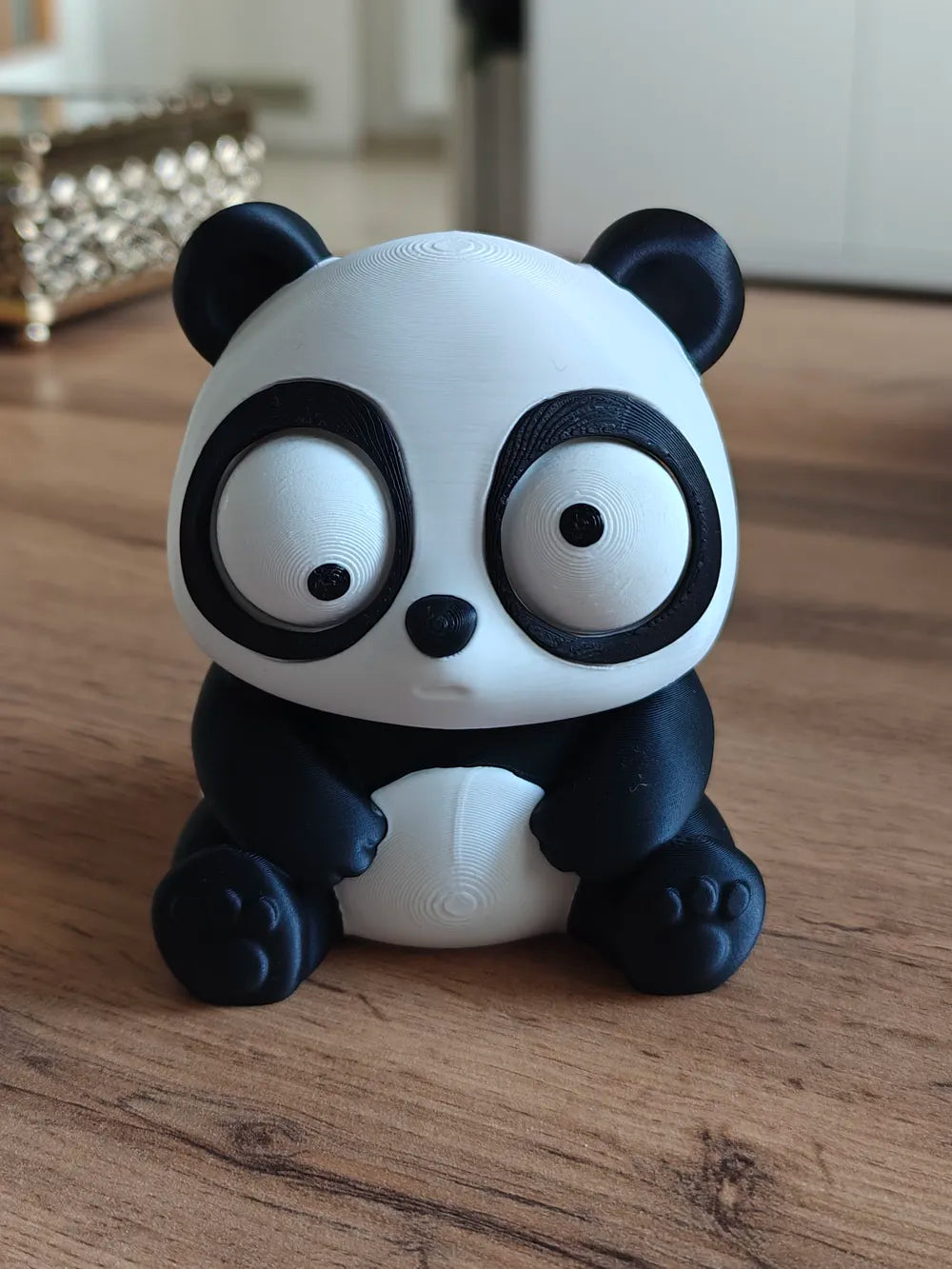 Panda Goofy Series - vedere frontală cu ambii ochi mobili pe masă