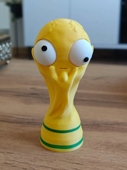 Cupa Mondială Goofy Series - vedere frontală unghi diferit cu ochii deviatți pe masă din lemn