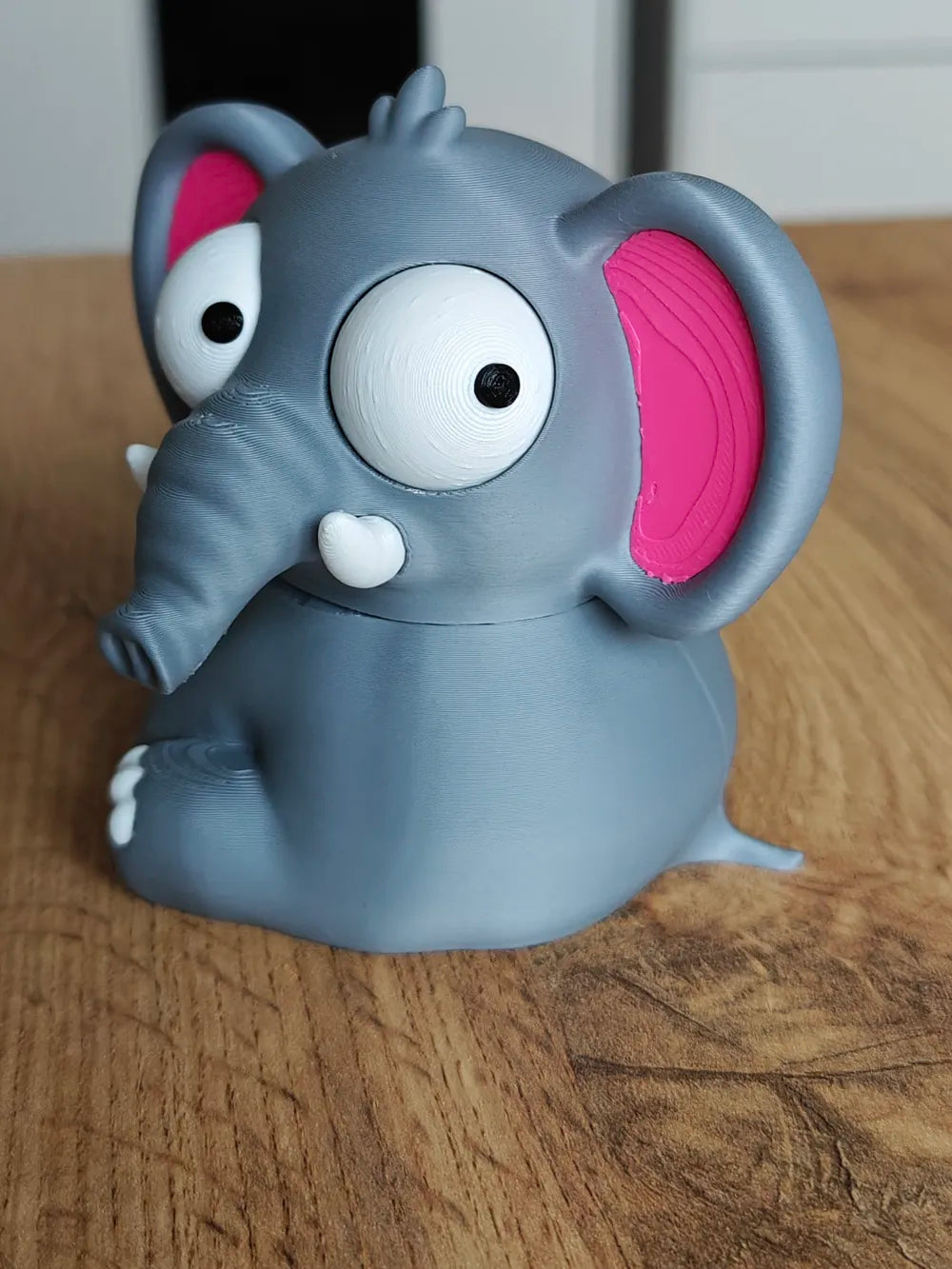 Elefant Goofy Series - vedere laterală cu trompa și colții albi