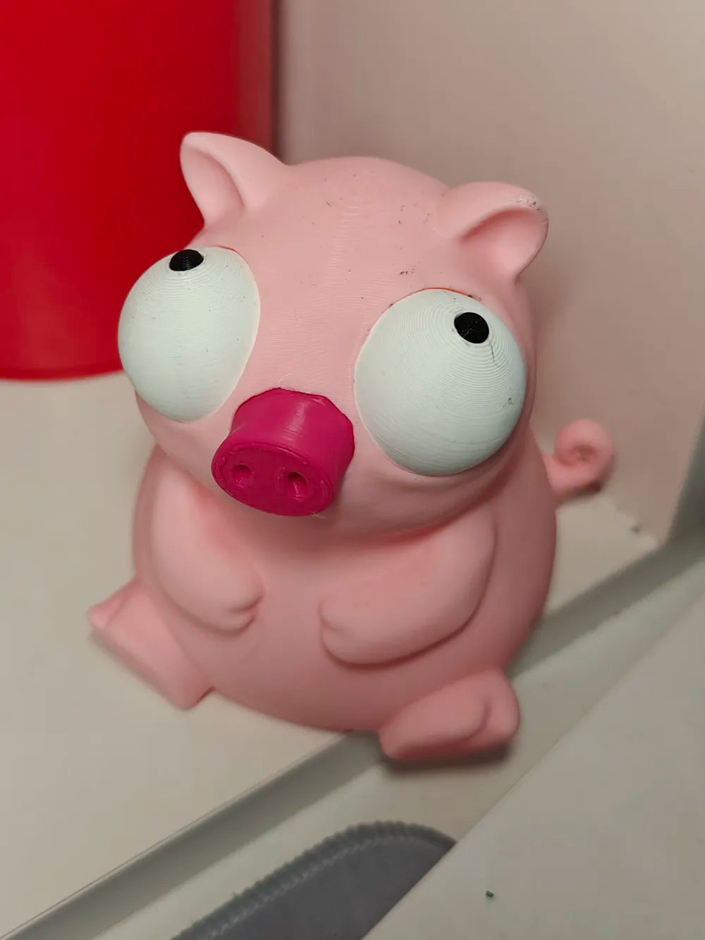 Porc Goofy Series - vedere frontală cu ambii ochi mobili și nas fuchsia