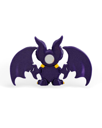 That-looks-bat figurina liliac monstru violet vedere fata completa cu aripi intinse, fundal alb
