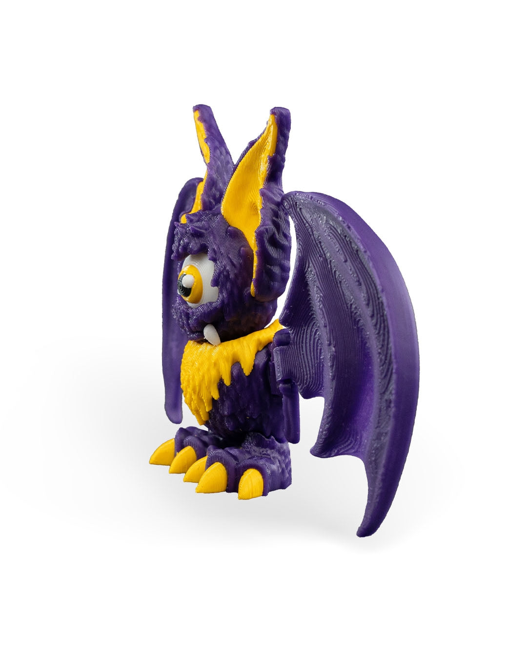 That-looks-bat figurina liliac monstru violet vedere laterala dreapta cu aripa pliata, fundal alb