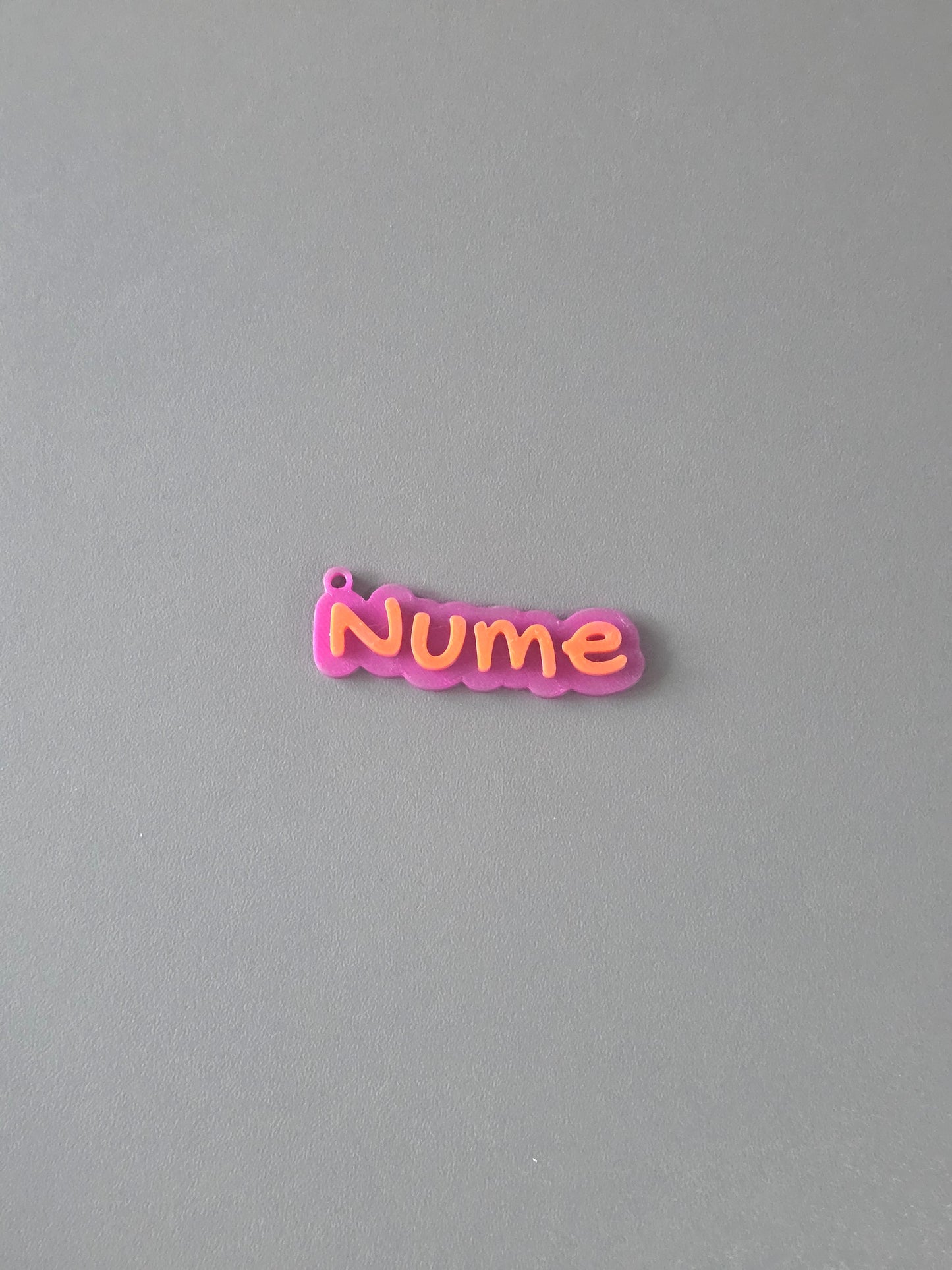 Breloc Personalizat cu Nume și Stil Font la Alegere