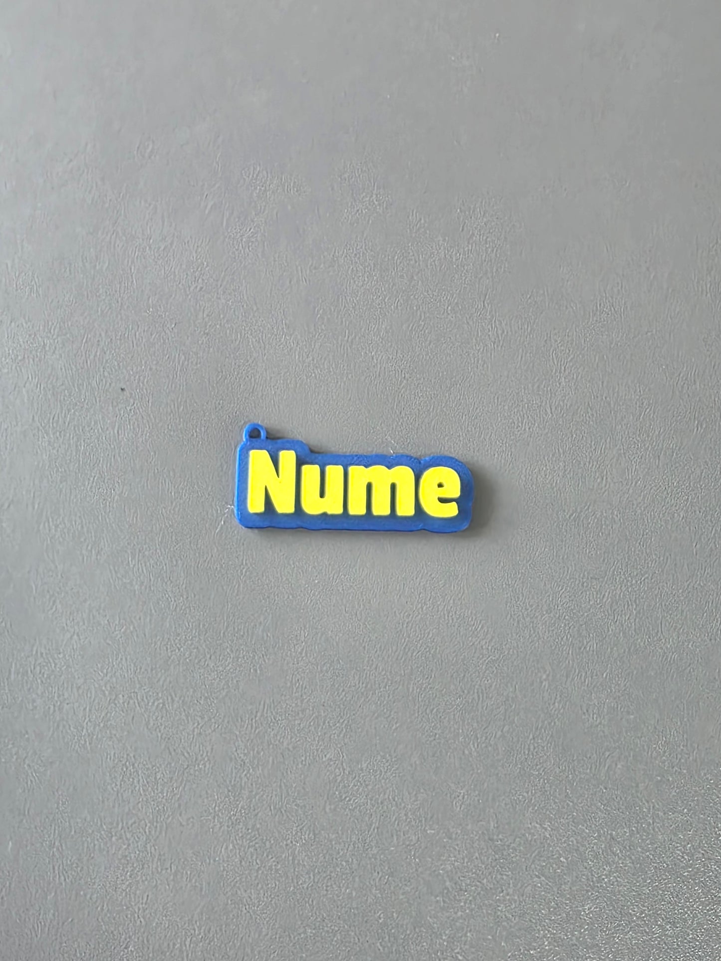 Breloc Personalizat cu Nume și Stil Font la Alegere