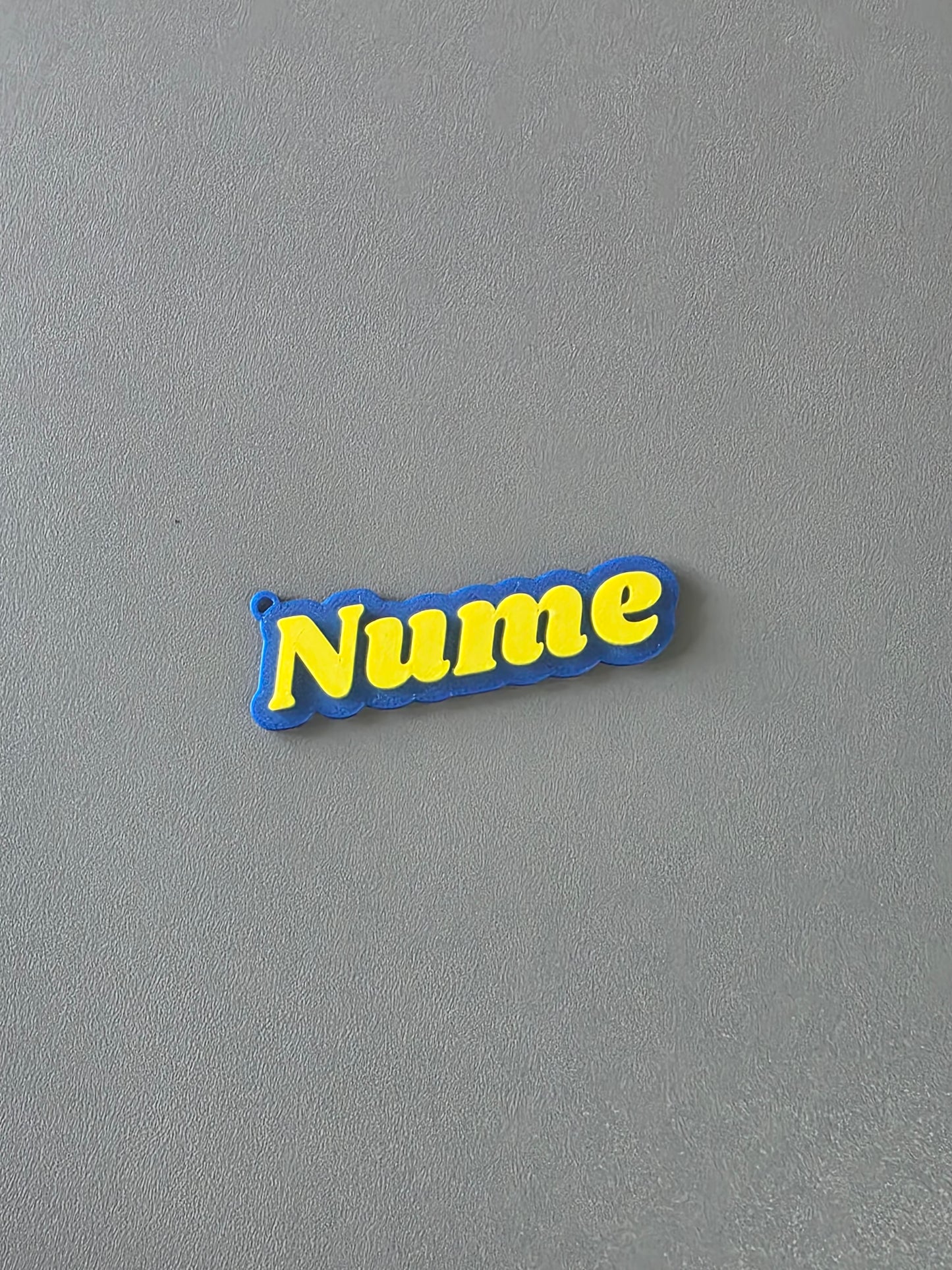 Breloc Personalizat cu Nume și Stil Font la Alegere