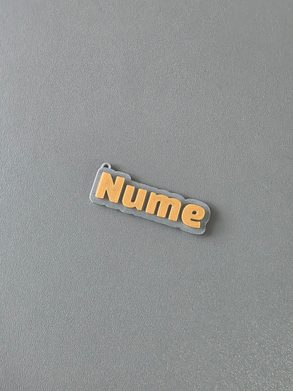 Breloc Personalizat cu Nume și Stil Font la Alegere